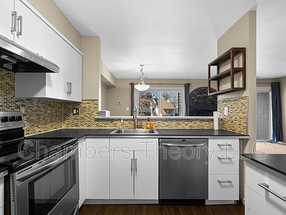 2nd image of 1043 Warwick Ct