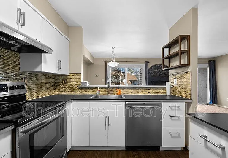 1043 Warwick Ct — Photo 2