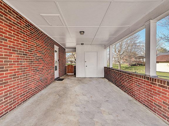 4th image of 2458 Bermuda Rd NW