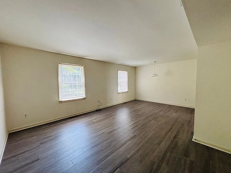 105 Sherwood Ct — Photo 4