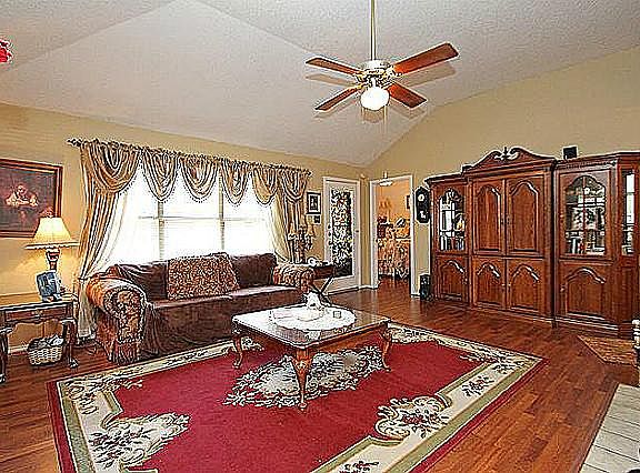 3rd image of 563 Lee Dr
