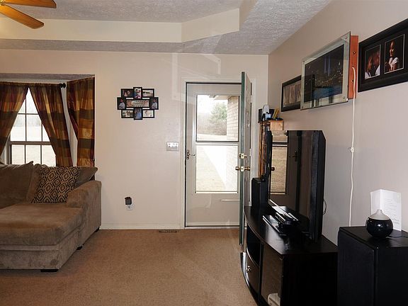 4th image of 552 Barney Ln