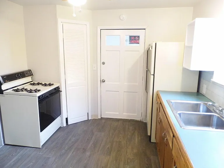 141 W Delavan Ave #UPPER — Photo 6