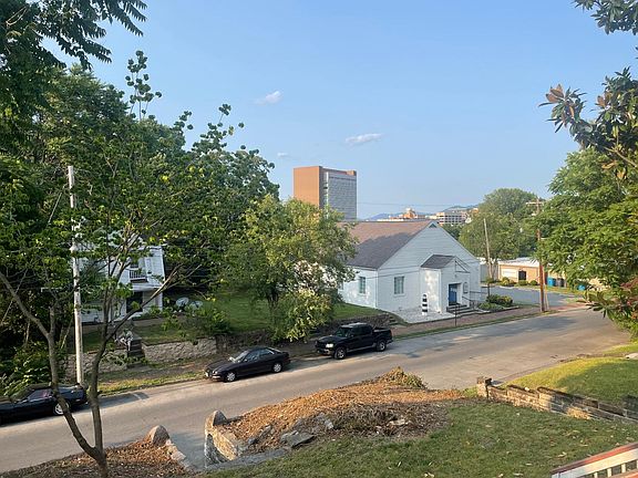 4th image of 360 Mountain Ave SW #A