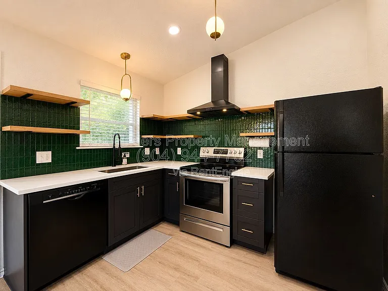 725 Alexander St — Photo 10