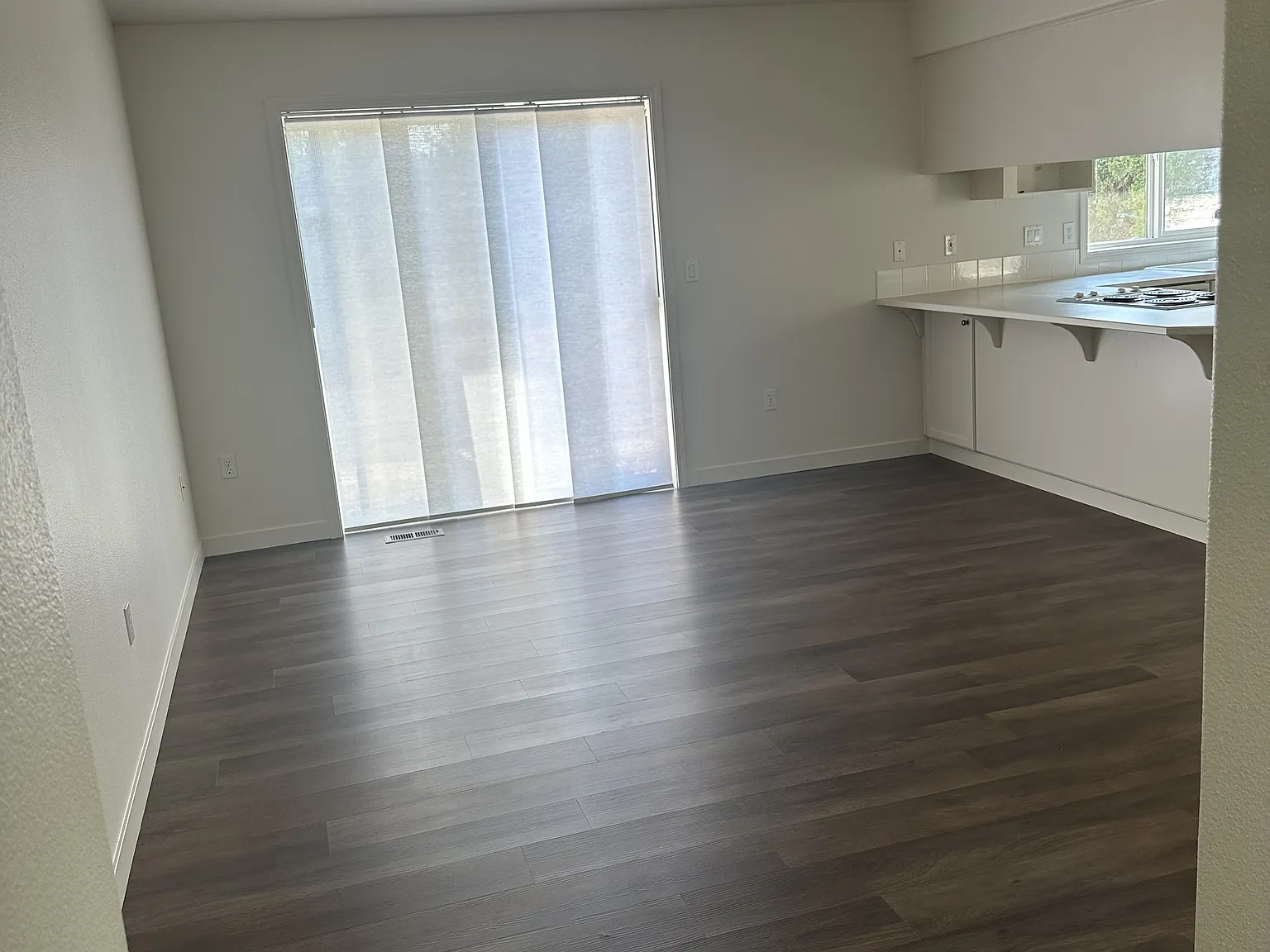 3 bed, 1305 sqft, $2,550 — Photo 4