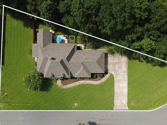 4th image of 9584 Victory Ln
