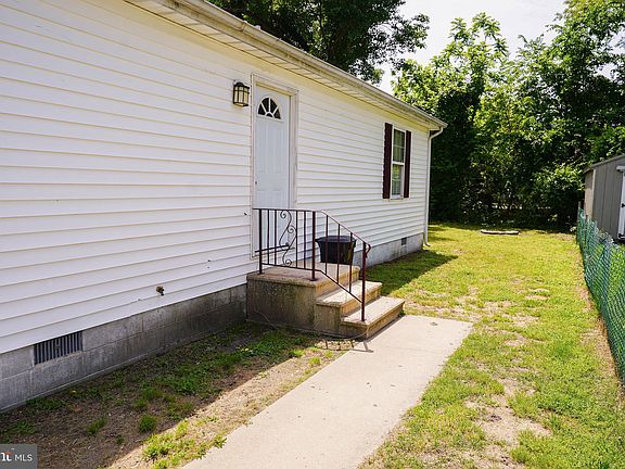 4th image of 704 Ebenezer Dr