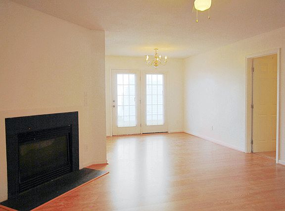 3rd image of 304 Gladstone Dr
