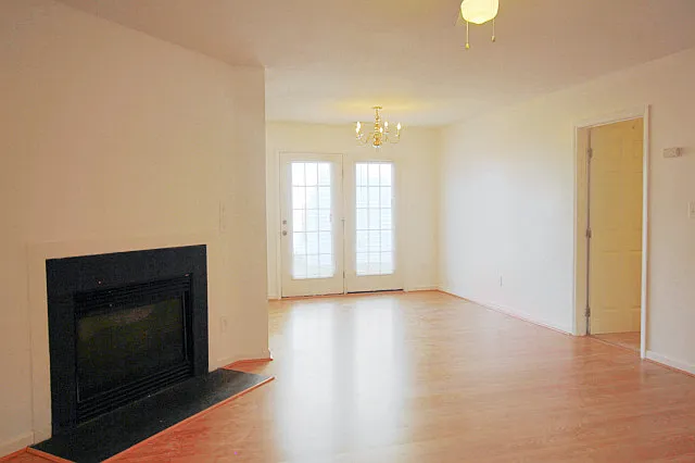 304 Gladstone Dr — Photo 3