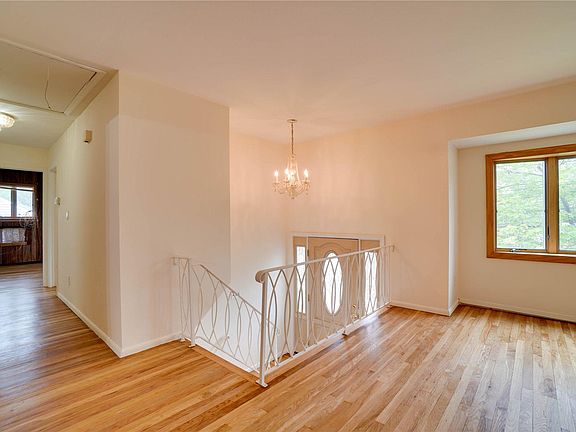 5th image of 30 10th Ave