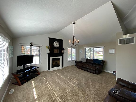 3rd image of 204 Evergreen Dr