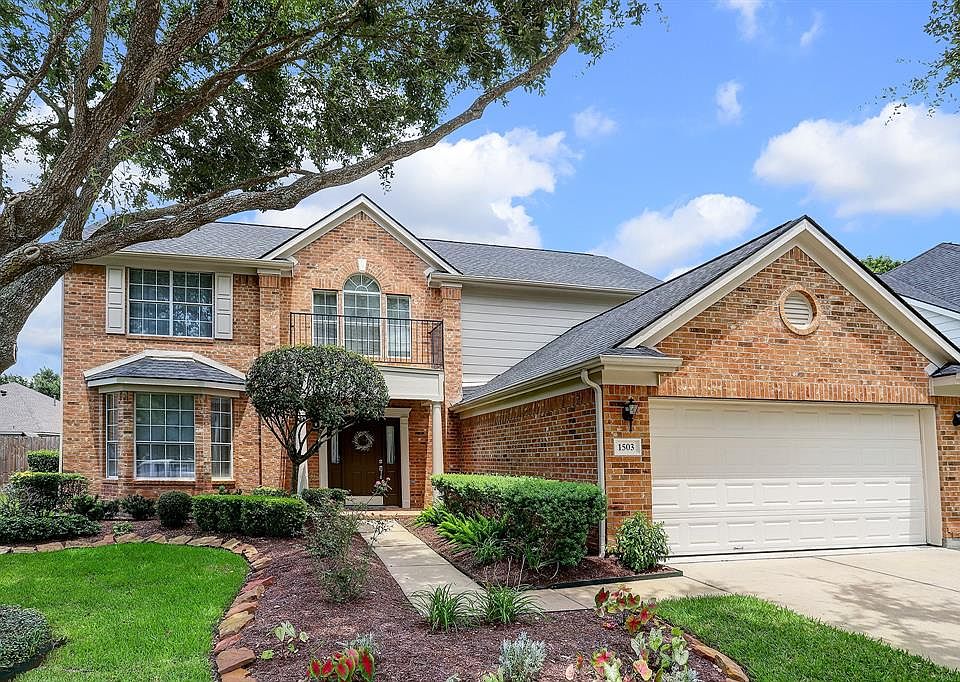 Location, Location, Location! This lovely home in master planned community of Cinco Ranch will make it easy to navigate around the Katy area. Close so schools, churches, grocery stores, shopping and restaurants makes the this area highly desirable.