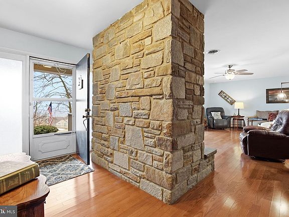 3rd image of 302 Scenic Dr