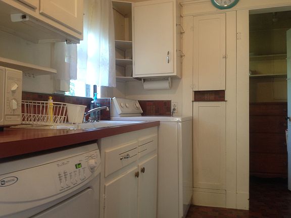 kitchen toward pantry