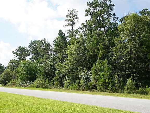 Benders Landing Estates offers Buyers their personal builder selection, open build time, low property taxes, nearby top-rated Conroe ISD schools for K-12, and ease of commute with its convenient location.