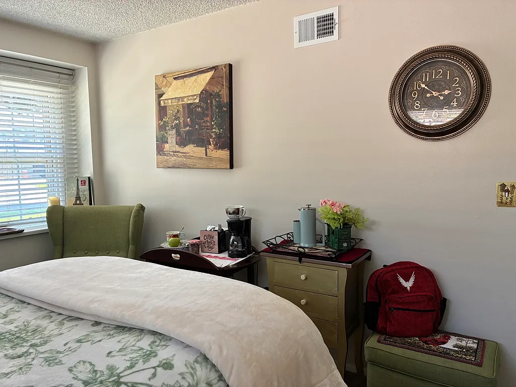Spacious Bedroom shared with owner, and Washer Dryer. — Photo 4