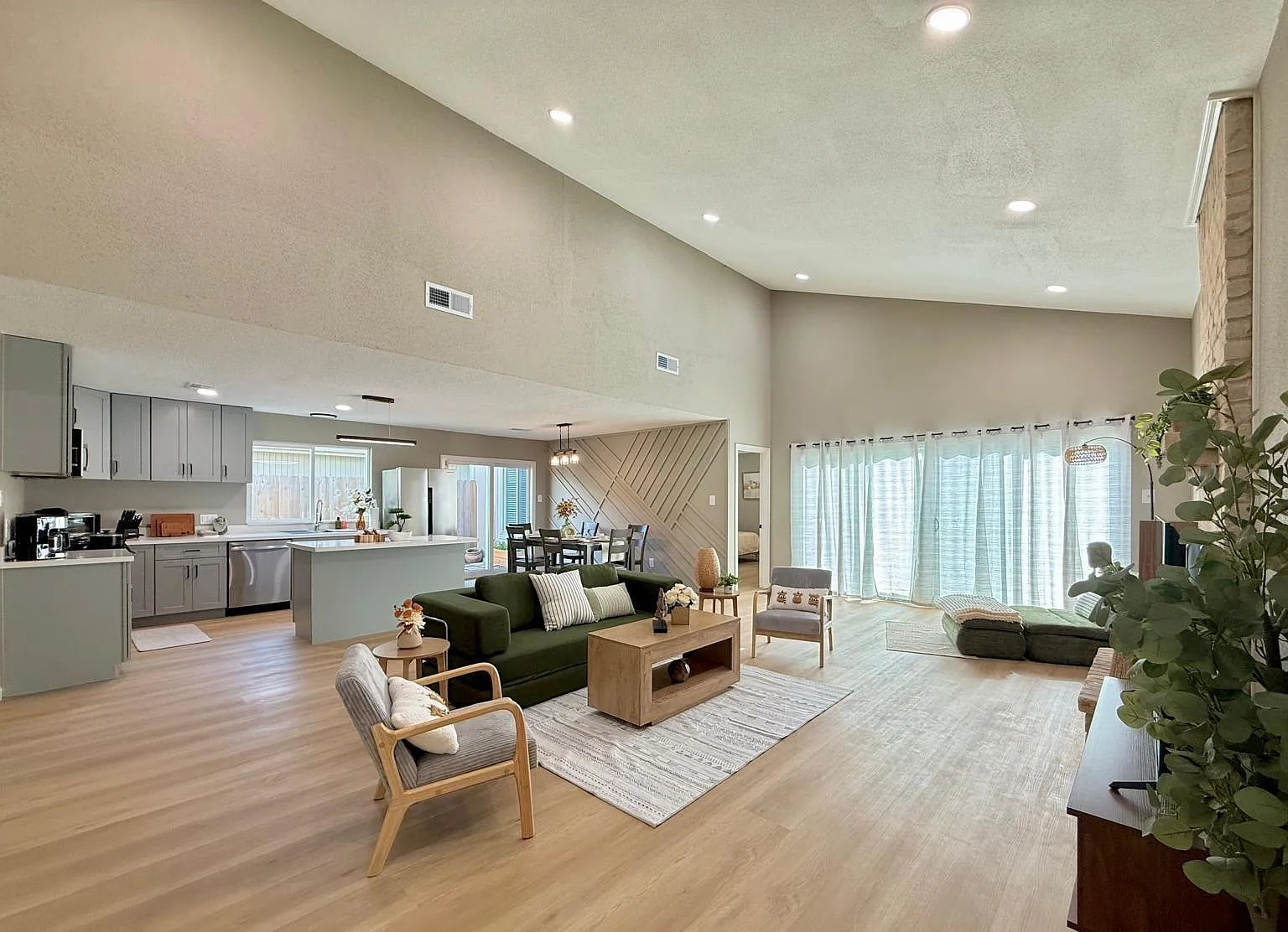 3 bed, 2.0 bath, 1572 sqft, $2,800 — Photo 3