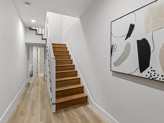 5th image of 582 Abbot Ave