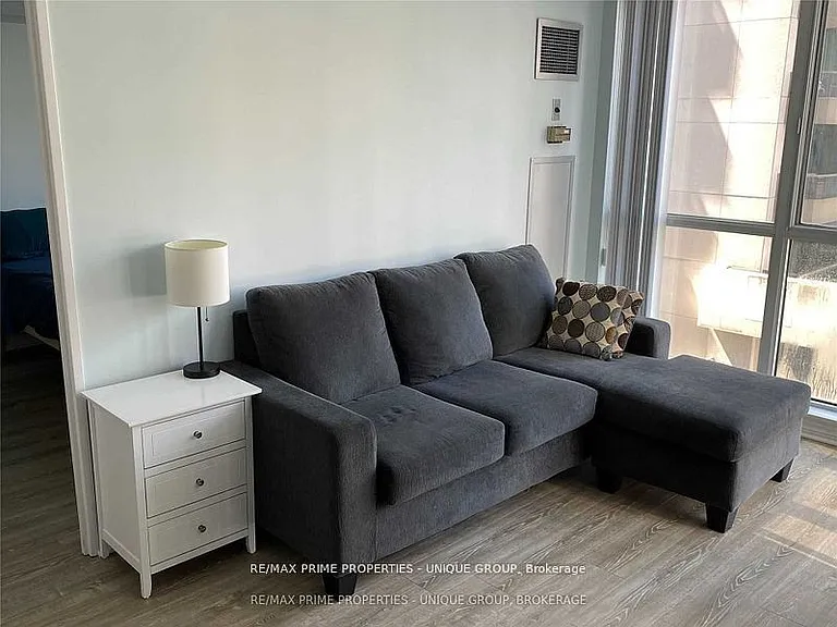 736 Bay St #512 — Photo 11