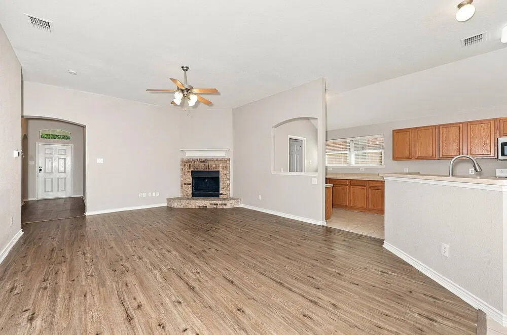 4 bed, 2.0 bath, 1859 sqft, $2,265 — Photo 4