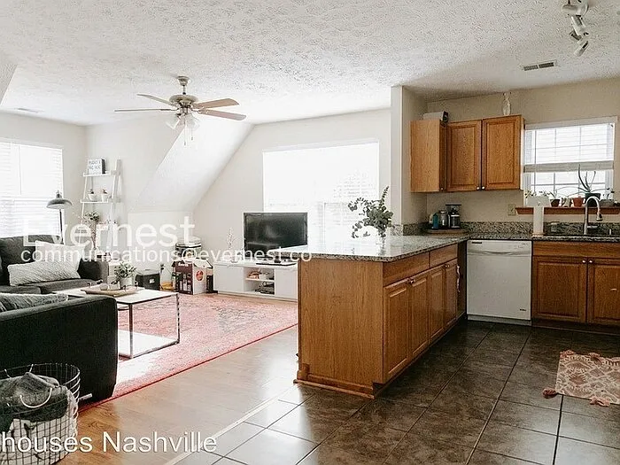 3 bed, 2.0 bath, 1300 sqft, $2,950 — Photo 2
