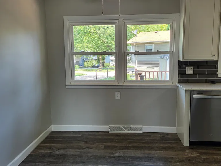 1324 Hillside Dr — Photo 4