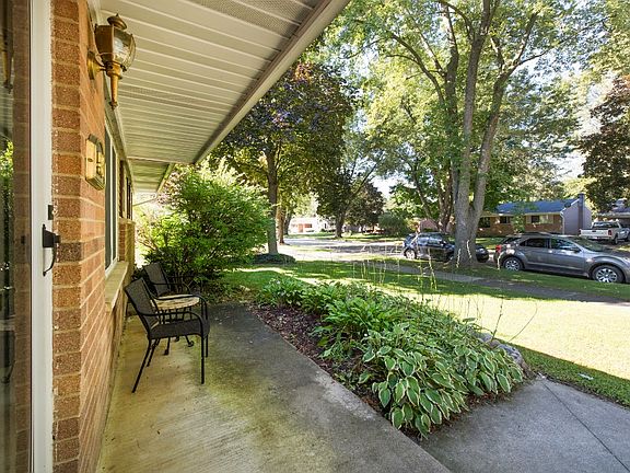 3rd image of 587 Rosemont Ave