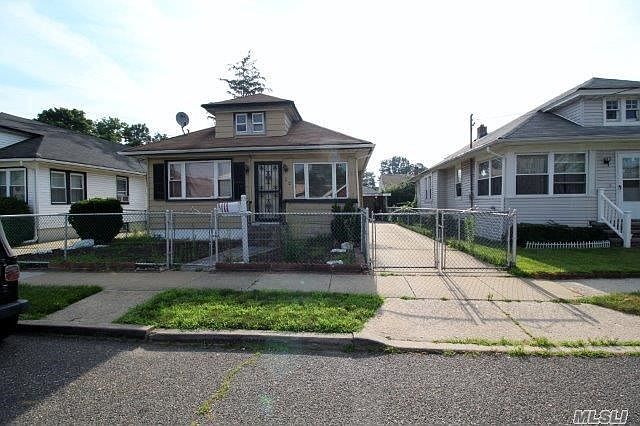 1st image of 40 Ronald Pl