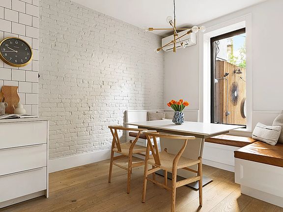 4th image of 453 W 43rd St