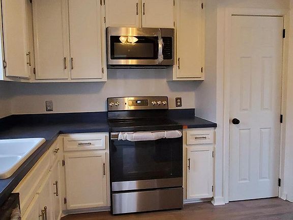 3rd image of 450 Laurel Ave