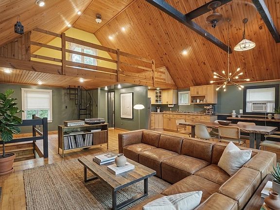 3rd image of 204 Mountain Dr