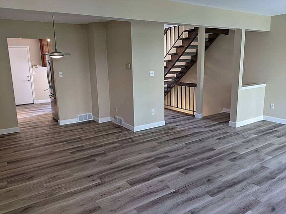 5th image of 32469 Jefferson Dr