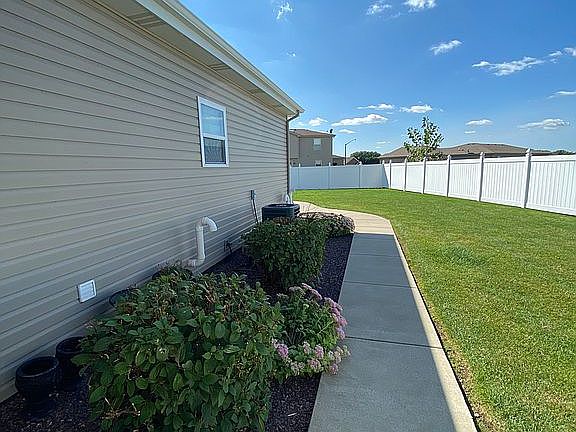 4th image of 1701 Greenbriar Dr