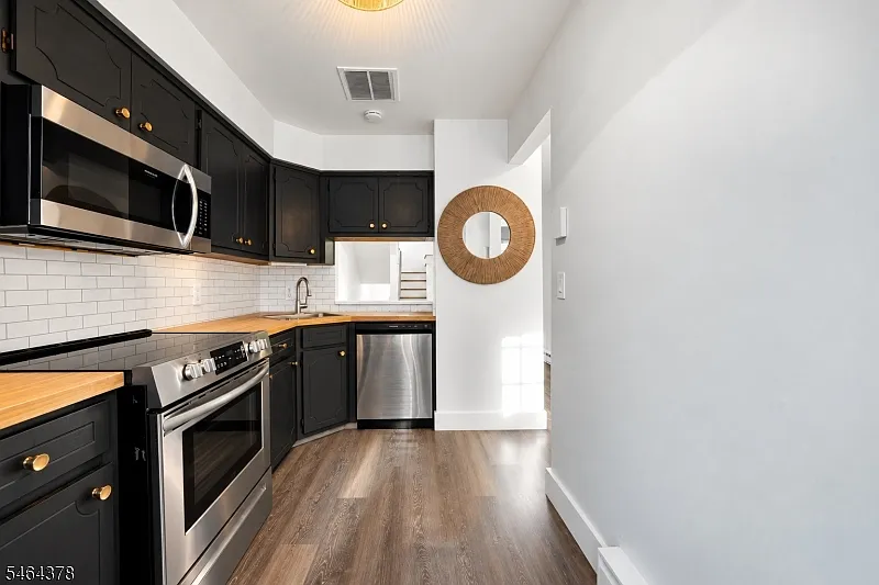 2 bed, 1.5 bath, $3,000 — Photo 3