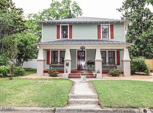 406 E Saint John St, Tarboro, NC 27886