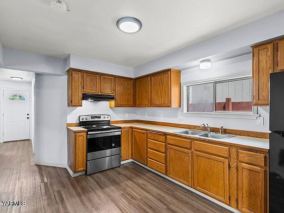3rd image of 116 1/2 E B St