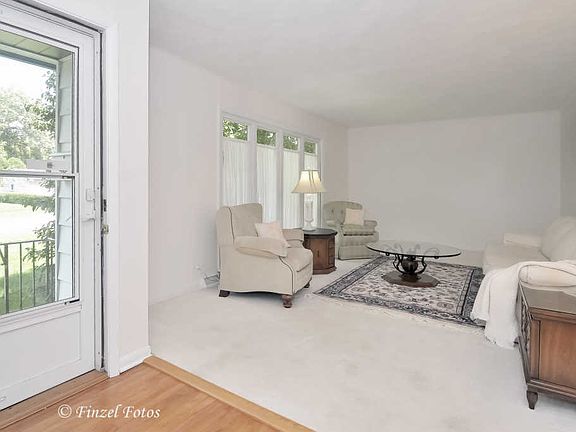 3rd image of 633 E Macarthur Dr