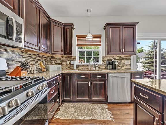 3rd image of 3327 Queens Ln
