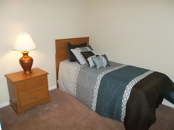 4th image of 927 Forest Creek Dr E APT D