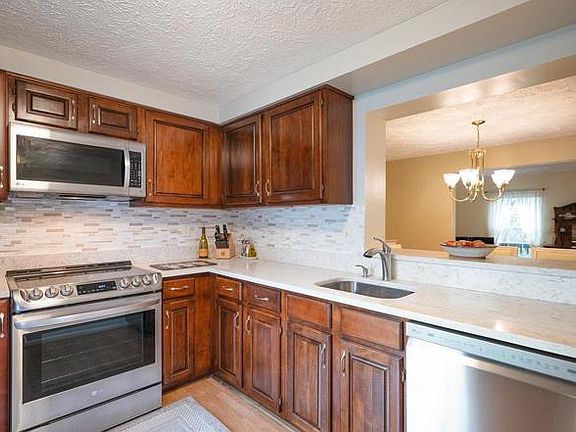 3rd image of 635 Coral Reef Dr