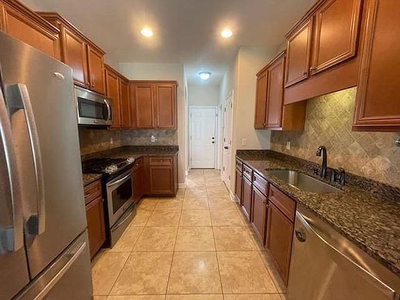 4th image of 762 Crimson Oaks Ln