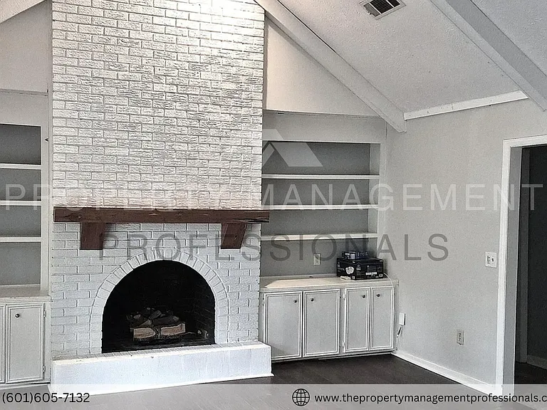 1102 Martin Dr — Photo 3