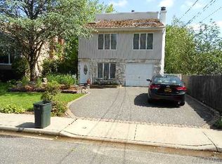 448 Faller St, Oceanside, NY 11572