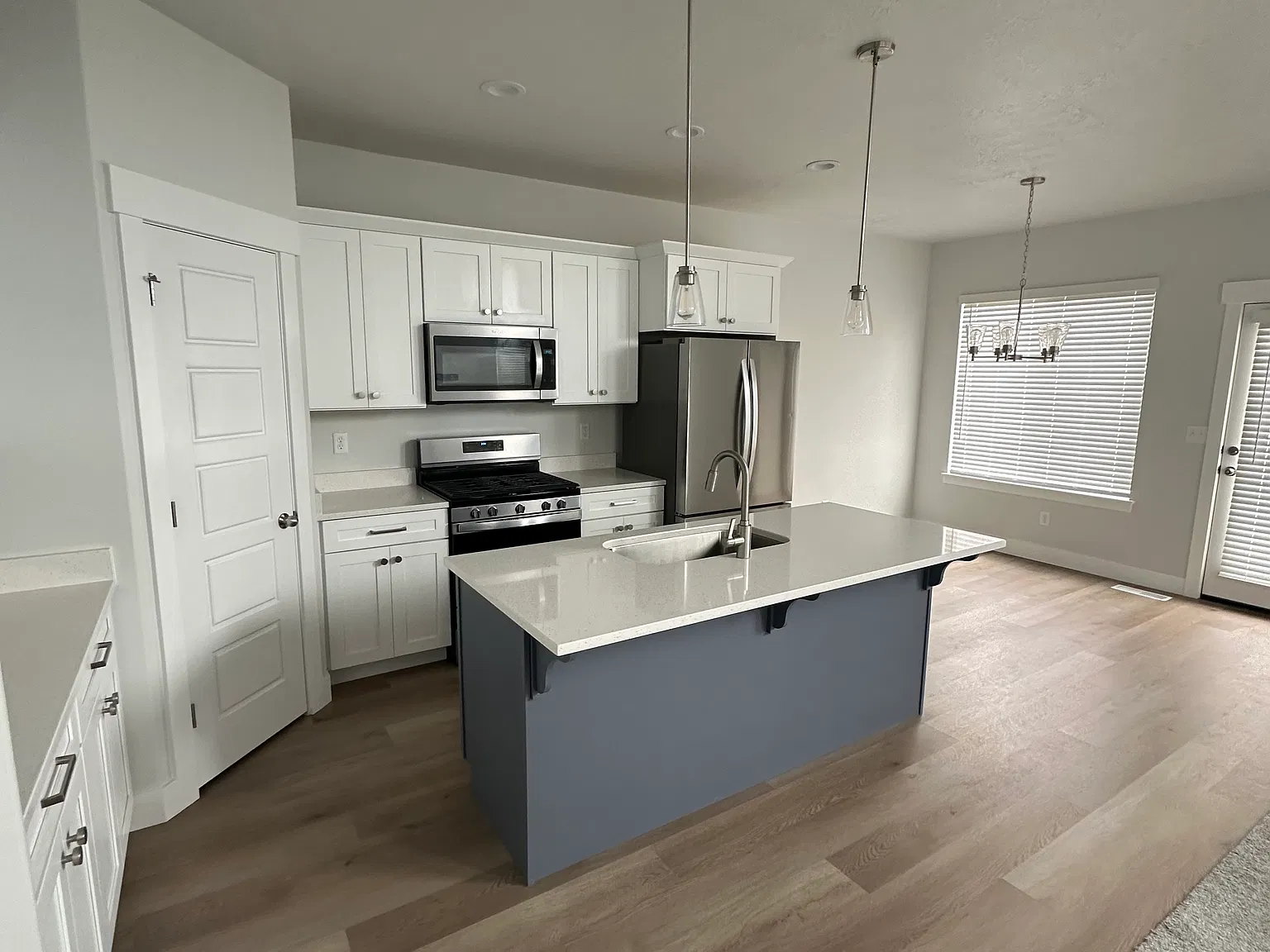 1002 N Freeman Dr — Photo 2