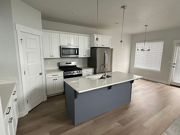 2nd image of 1002 N Freeman Dr