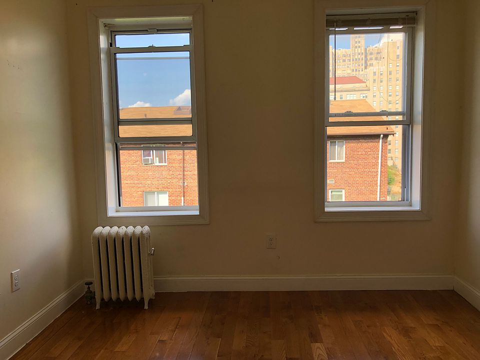 2nd image of 34 Clifton Pl #24E