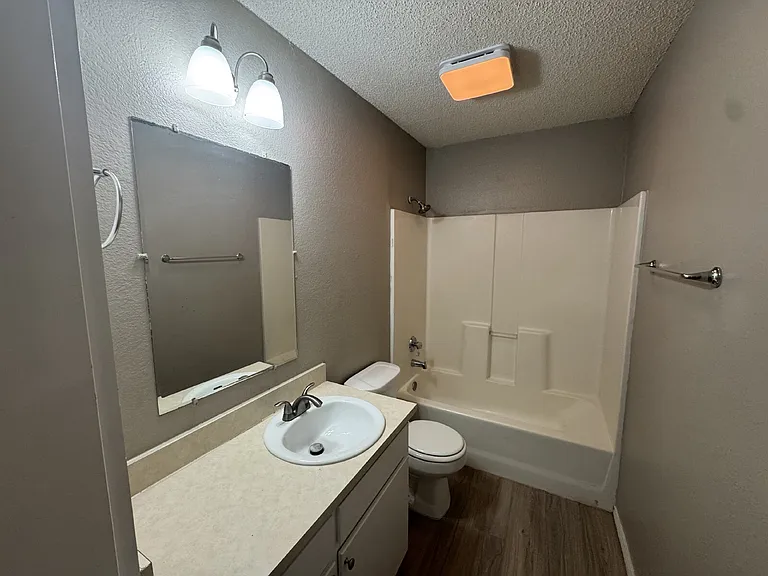 204 Genoa Ave — Photo 6