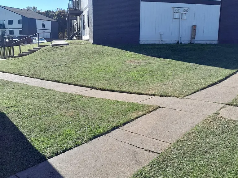 Saddle Ridge Apartments — Photo 6