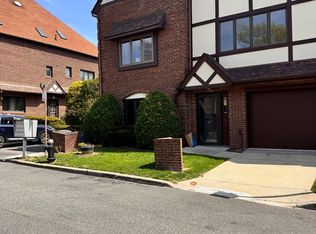 16 Fox Hunt Ct, Staten Island, NY 10301